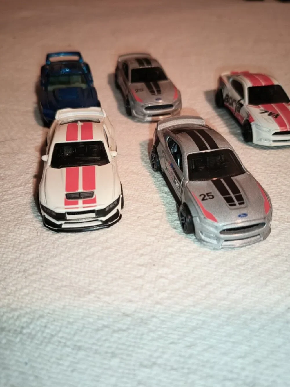 Hot Wheels Ford Mustang 5-Car Diecast Lot – Shelby GT350R & Race Cars